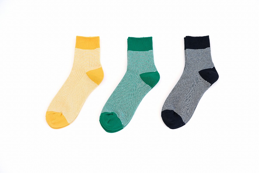 ショート丈のしましまソックス